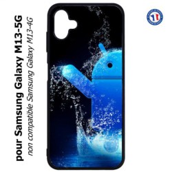 Coque pour Samsung Galaxy M13-5G Bugdroid petit robot android bleu dans l'eau