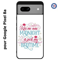 Coque pour Google Pixel 8a Kiss me now Midnight is past my Bedtime amour embrasse-moi